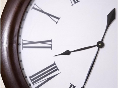 Местим стрелките на часовника с един час напред тази нощ